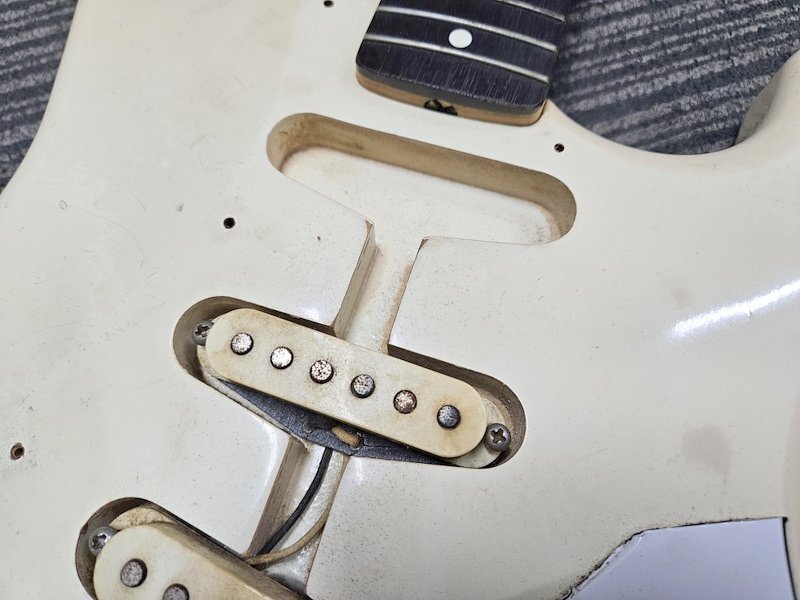 【現状品】Fender Stratocaster JVシリアル? 1983年 ストラトキャスター PU欠品有 動作未確認 ケースなし フェンダー 1円~　K0826+_画像6