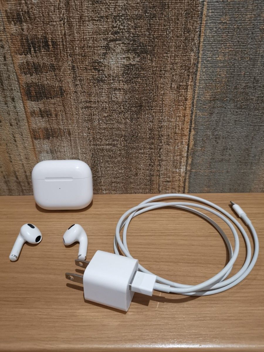 Apple AirPods 第三世代 充電器とケーブル付き Apple AirPods 第三世代 充電器とケーブル付き