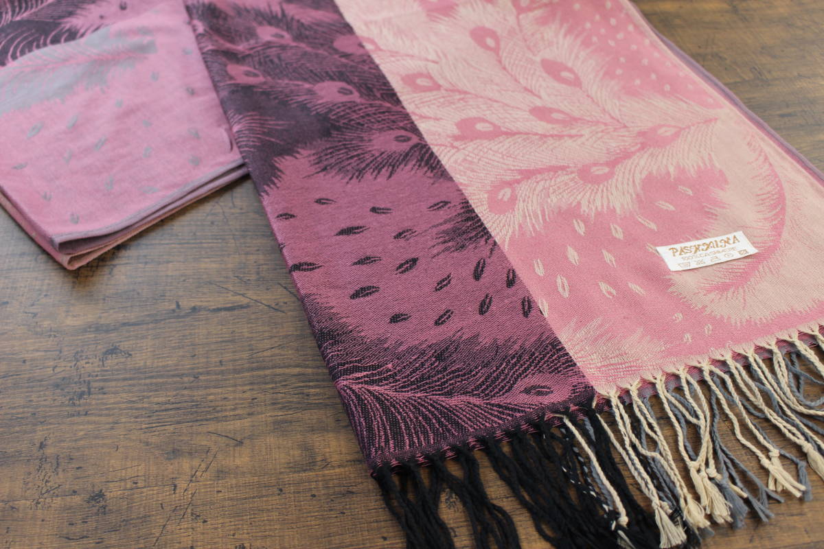 新品 春色 中薄手【パシュミナ Pashmina】フェザー柄 羽根 ピンク系グラデーション PINK 大判 ストール カシミア100% Cashmereの画像3