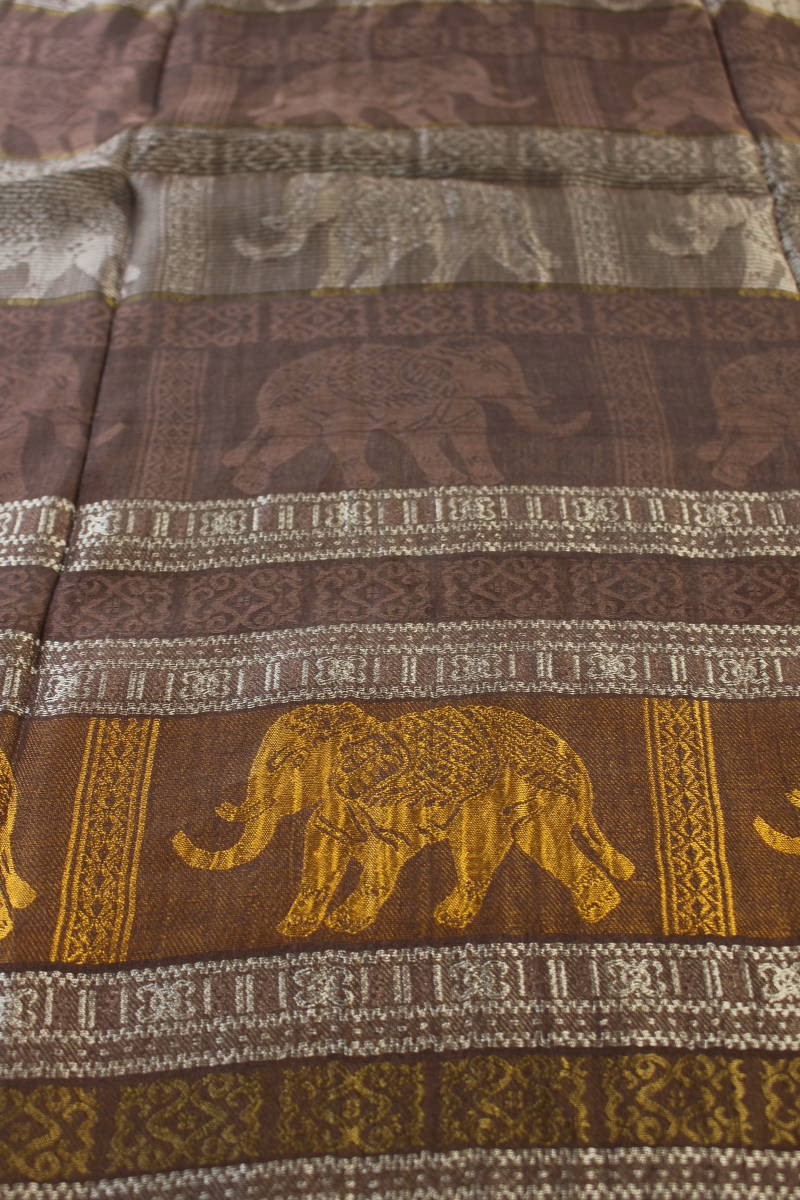 新品 薄手【シルク100% SILK】エレファント柄 象柄 ブラウン BROWN 茶 ゴールド GOLD 金 スカーフ/ストール_画像4