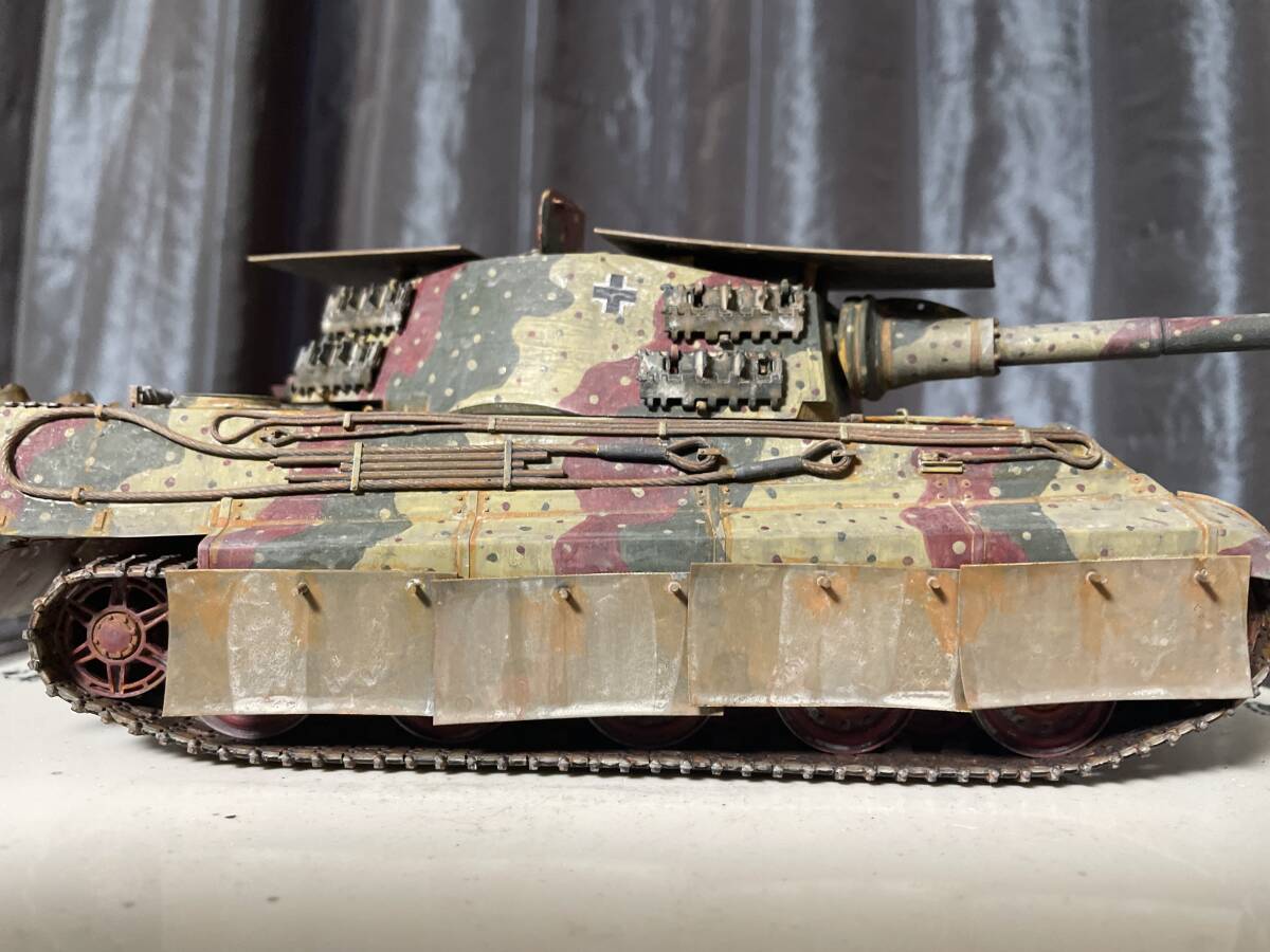 ドイツ計画戦車タイガーⅡ 110ミリ砲 増加装甲装着型塗装済完成車ディスプレイモデル_履帯はキット付属のラバーベルト式