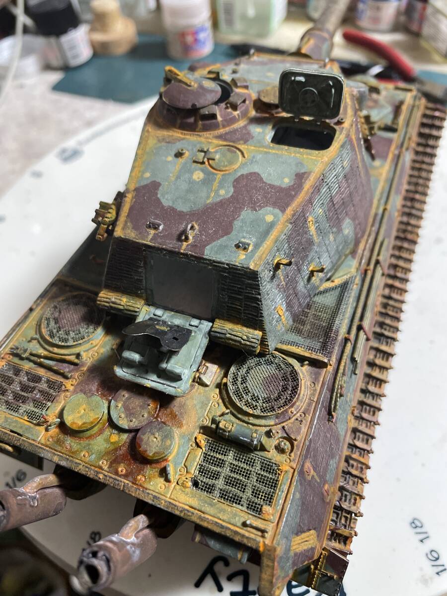 ドイツ計画戦車タイガーⅡ 105ミリ砲搭載型塗装済完成車_砲塔後部ハッチは開閉式
