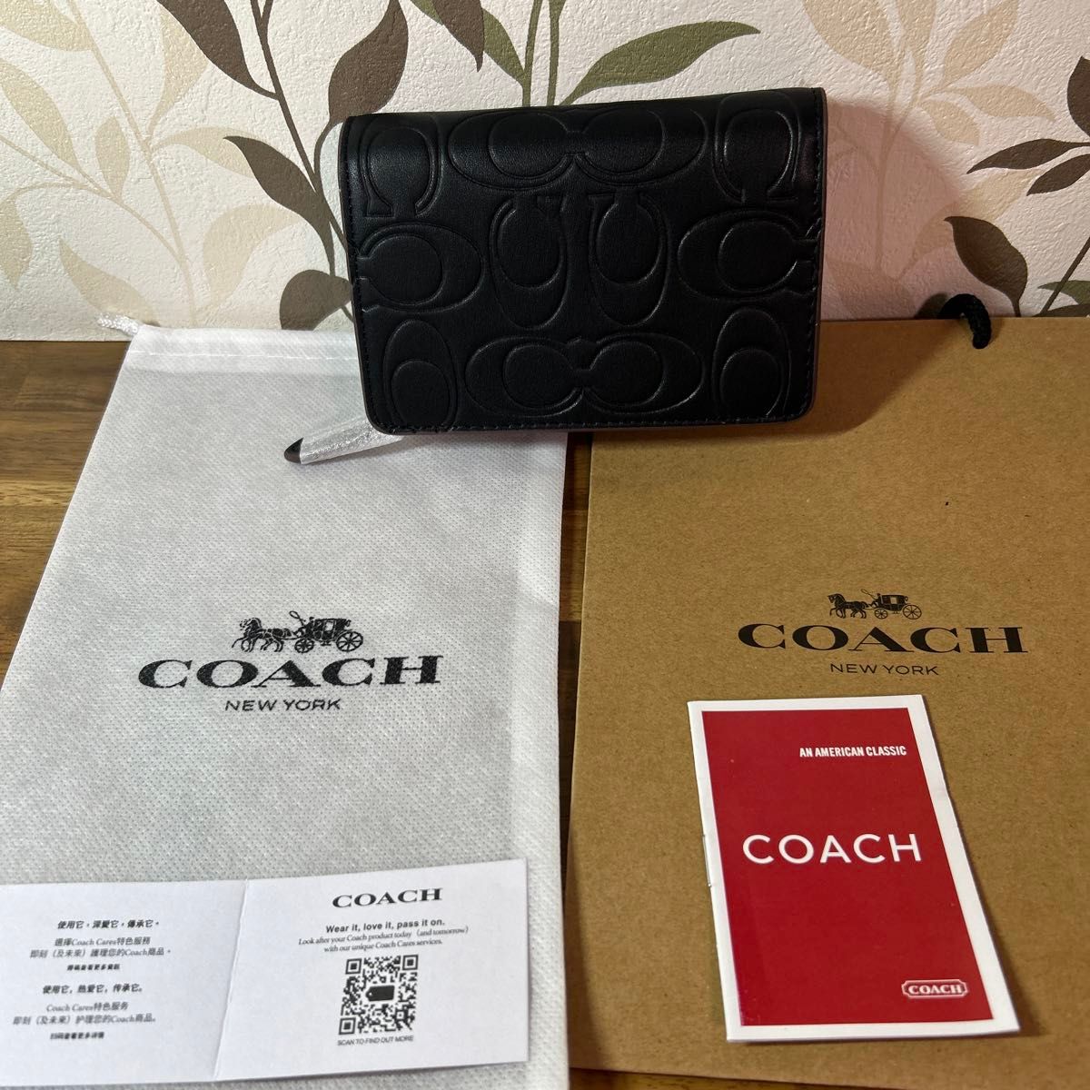 新品未使用COACH 二つ折り財布　箱、ショッパー、保存袋付き