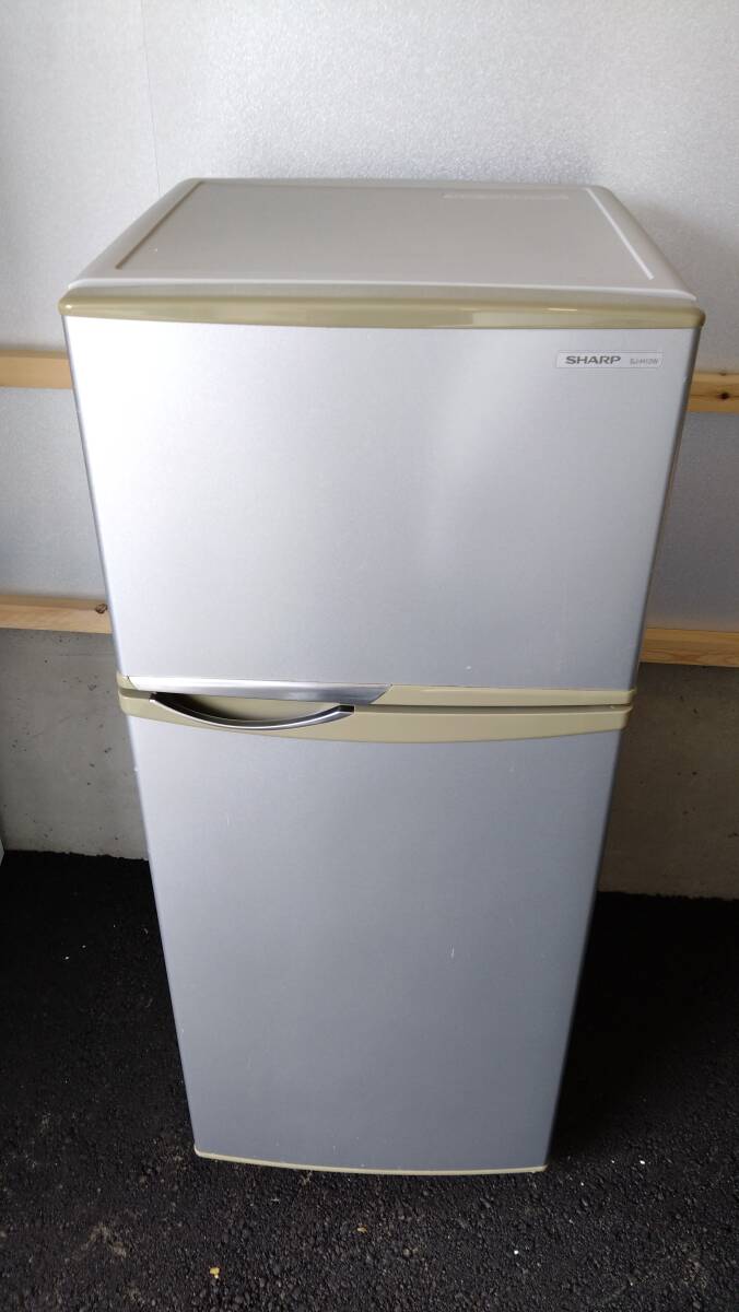 中古 SHARP シャープ ノンフロン冷凍冷蔵庫 2013年製 SJ-H12W-S 2ドア 冷蔵庫 単身 一人暮らしに 愛知県豊田市 近隣格安配送の画像1