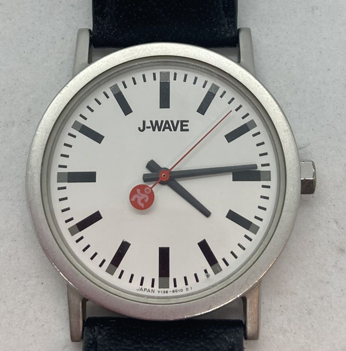 284-0538 J-WAVE 腕時計 革ベルト ブラック 電池切れ 動作未確認_画像1