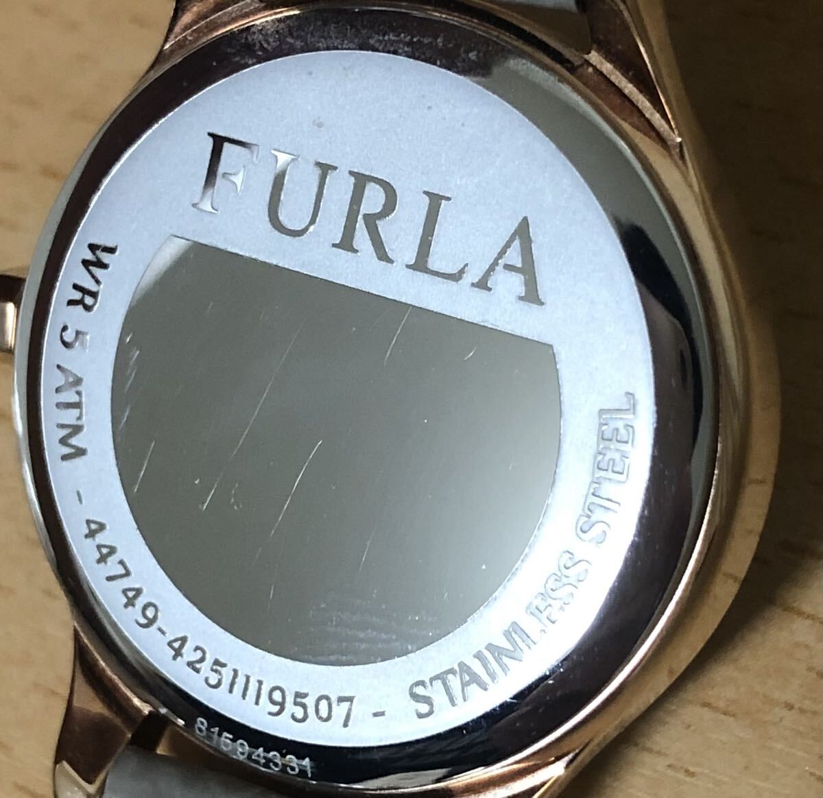 285-0066 FURLA フルラ レディース腕時計　革ベルト　クオーツ　グレー　44749-4251119507 電池切れ　動作未確認_画像7