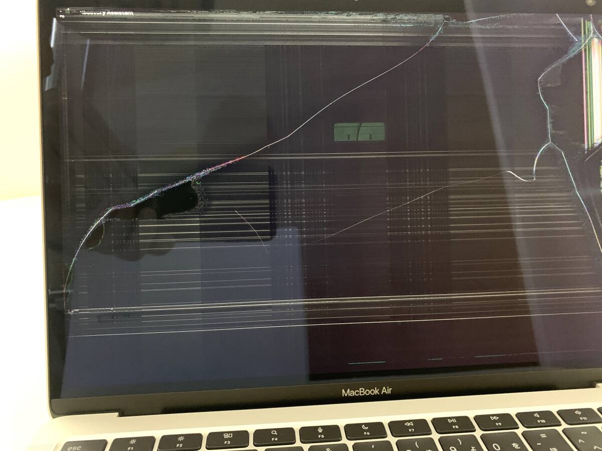 MacBook Air M1（A2337- Space Gray）、2020モデル 画面割れ ジャンクの画像2