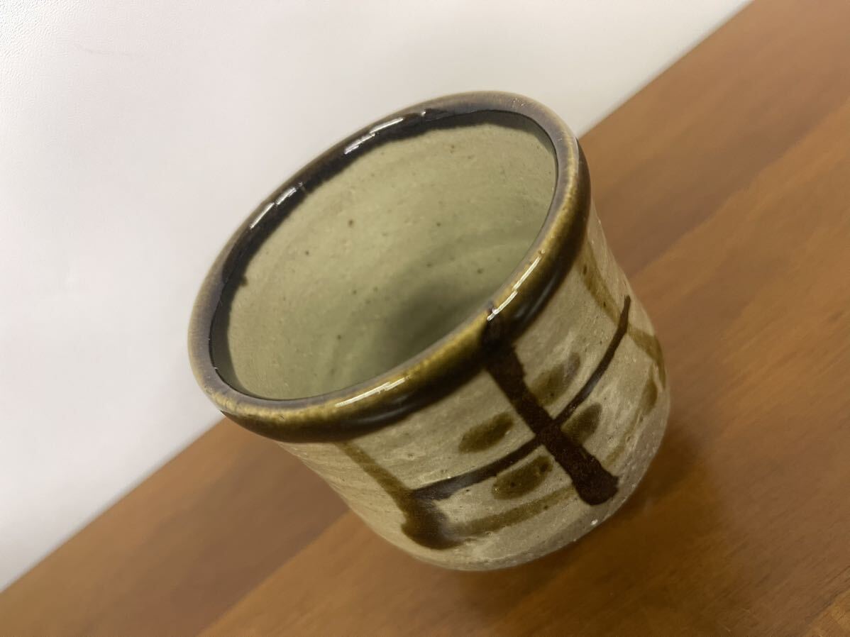 美品】 益子焼 人間国宝 濱田庄司作 地釉鉄絵十字掛紋湯呑 茶器 美品】 益子焼 人間国宝 濱田庄司作 地釉鉄絵十字掛紋湯呑 茶器