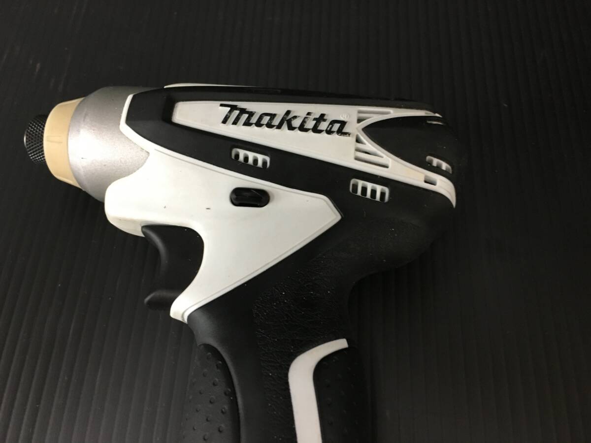 【中古品】★makita(マキタ) 10.8v充電式インパクトドライバ 白(1.3Ahバッテリx2/充電器/ケース) TD090DWXW　T3602　IT4VZLKBN5EU_画像3