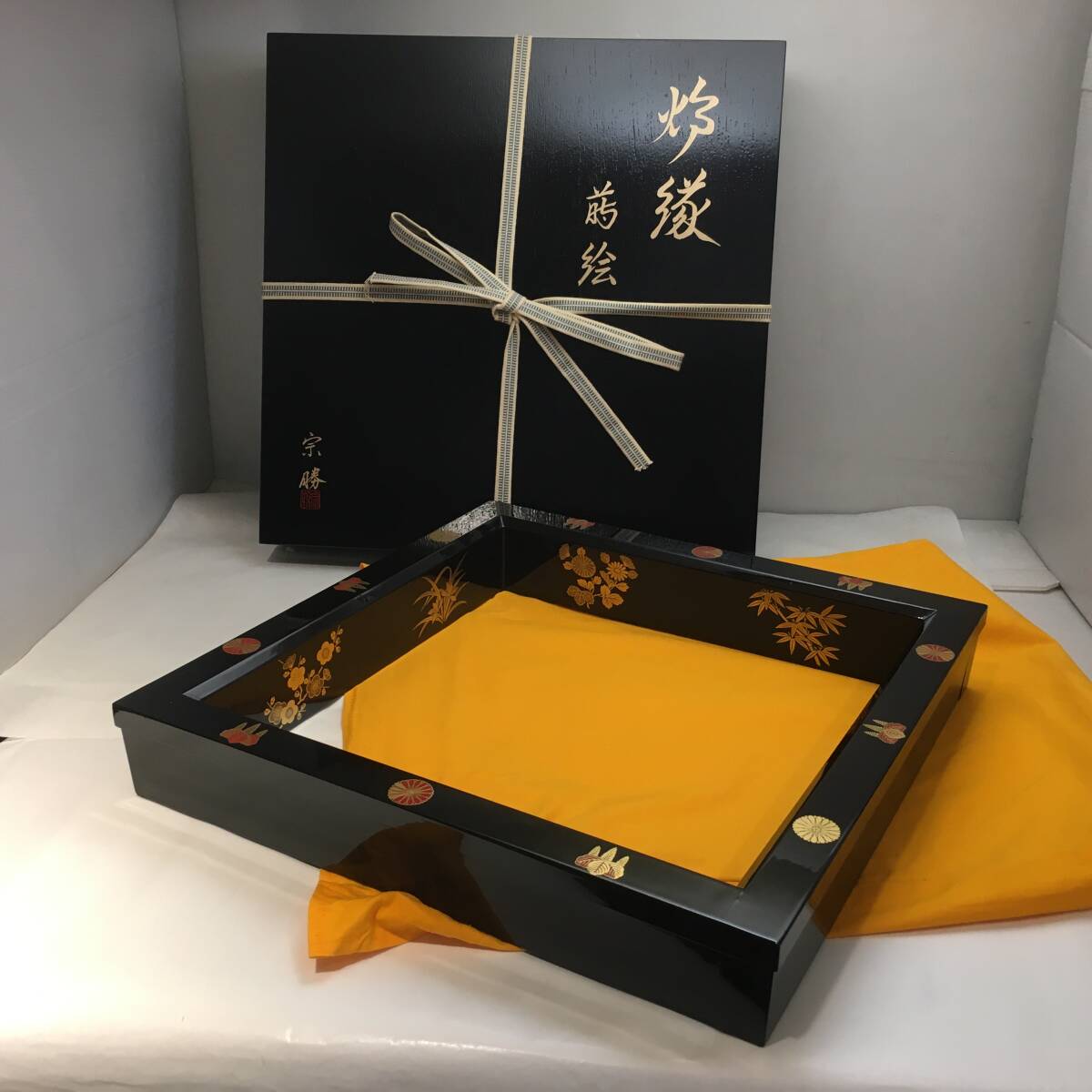 ■炉縁 蒔絵 宗勝 作 約42.5×42.5cm 高さ約6.5cm 菊 桐 四君子 黒 真塗 漆器 漆芸 共箱 茶道具■