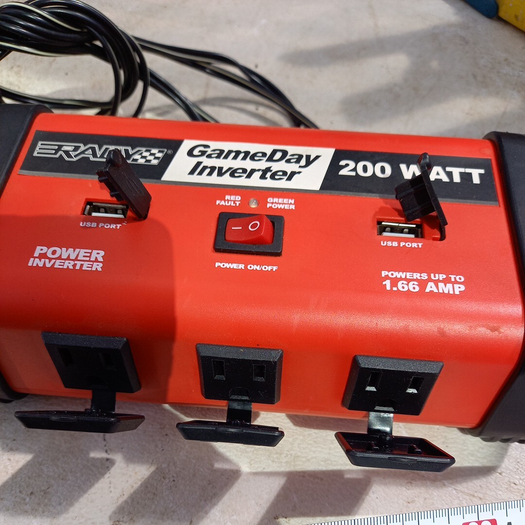 インバーター　gameday inverter 200 watt 送料520 スマホ充電できました　車　シガーソケット_画像2