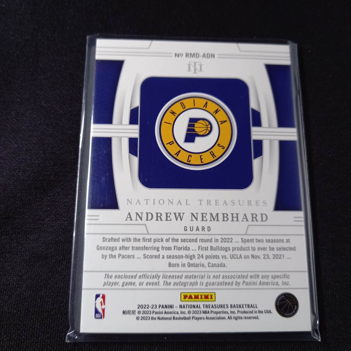 【99シリ】アンドリュー・ネムハード 直書きサイン 2022-23 National Treasures Andrew Nembhard Rookie Dual Patch Auto /99 ルーキーの画像2