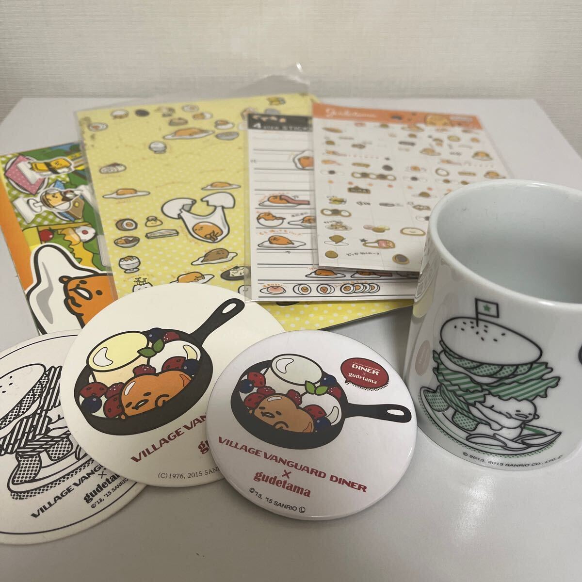 【訳あり】サンリオ ぐでたま gudetama まとめ売りシール マグカップ コースター 缶バッジ ヴィレヴァン コラボ カフェ_画像1