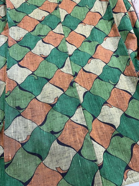KIRUKIRU リサイクル 着物 ウール 身丈156㎝ 黄緑×オレンジ×緑 抽象柄 しつけ付き モダン レトロ 小紋 着付け 和装 カジュアルの画像6