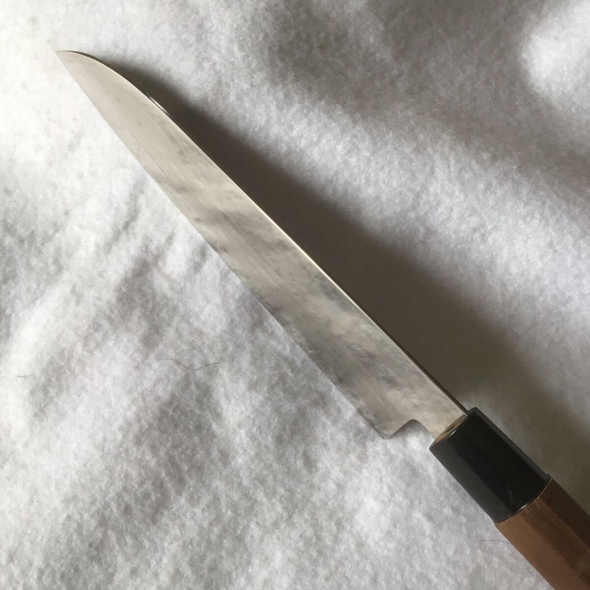 《新品 土佐打刃物 送料無料》四万十流しダマスカス銀紙三号鍛造打・6寸18cm・サビに強い半鏡面仕上げ・超軽量特注刃 の画像3