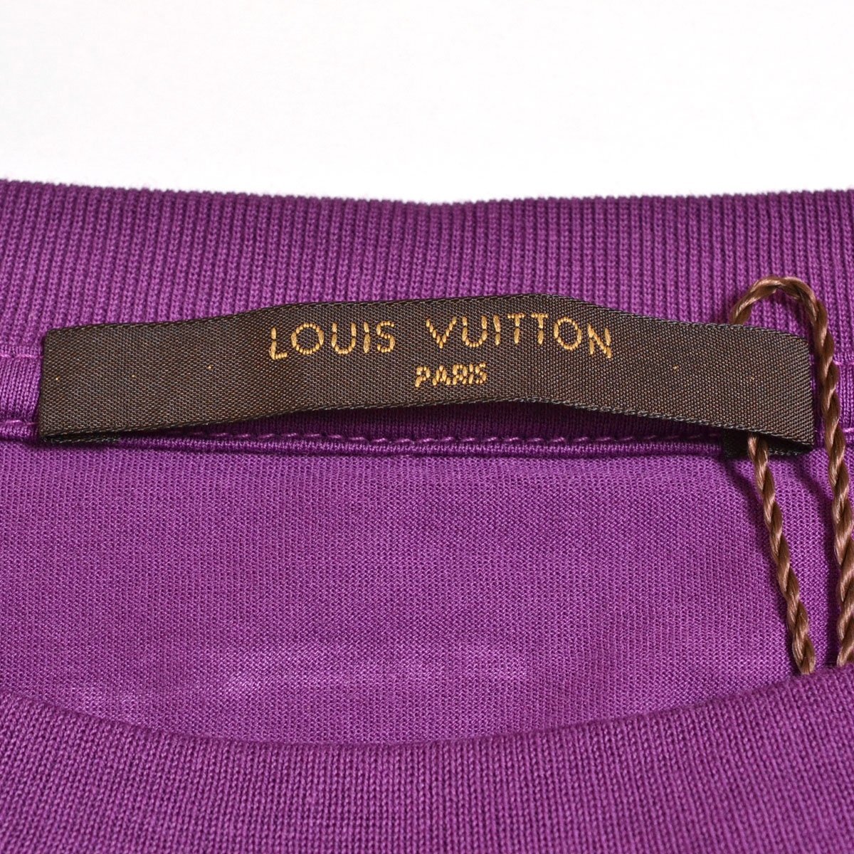 ◆507593 未使用品 LOUIS VUITTON ルイヴィトン ◆半袖Tシャツ フェザー モノグラムロゴプリントT サイズM メンズ イタリア製 パープルの画像3