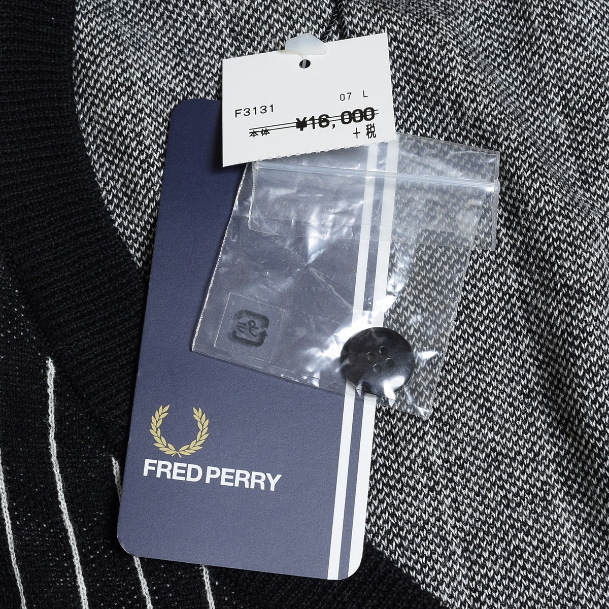●510082 未使用品 FRED PERRY フレッドペリー ●ニットカーディガン セーター ピンストライプ ロゴ刺繍 サイズL（JP） メンズ ブラックの画像5