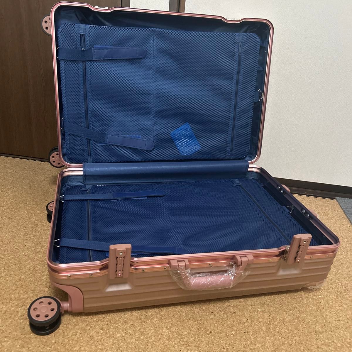 スーツケース  アルミフレーム 静音 TSAロック 中型  キャリーバック 安い かわいい 落ち着いたピンク系
