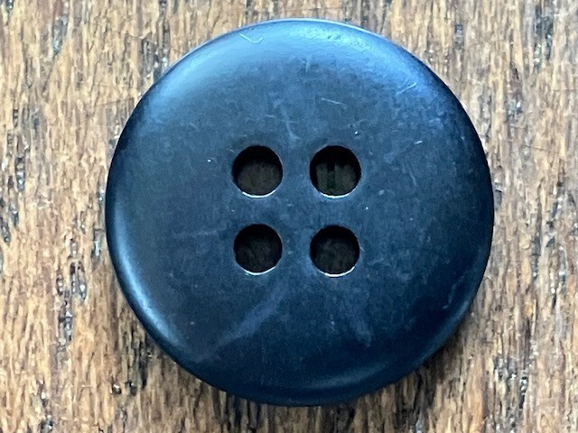 PIA SPORTS　ピア・スポーツ　樹脂製　ロゴ入り　ボタン　径1.51cm　厚3.2mm　ブラック、黒　ボタン　未使用　昭和　保管品　送料無料_画像3