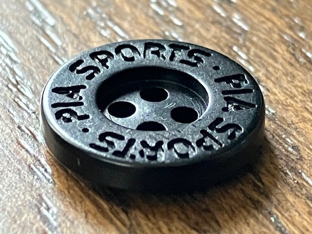 PIA SPORTS　ピア・スポーツ　樹脂製　ロゴ入り　ボタン　径1.3cm　厚2.6mm　ブラック、黒　ボタン　未使用　昭和　保管品　送料無料_画像2