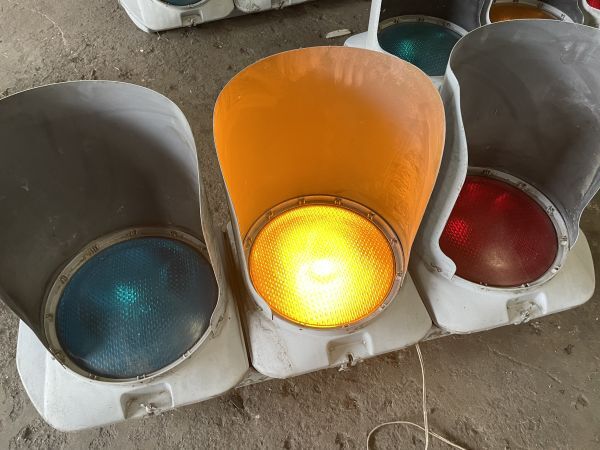 Yahoo!オークション - 【23】信号機 本物 2001年製 小糸工業株式 Yahoo!オークション - 【23】信号機 本物 2001年製 小糸工業株式