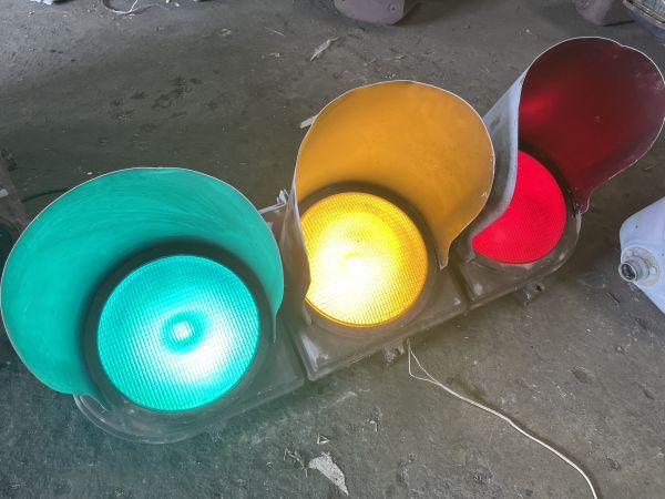 Yahoo!オークション - 【26】信号機 本物 平成4年製 日本信号 Yahoo!オークション - 【26】信号機 本物 平成4年製 日本信号