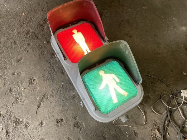 Yahoo!オークション - 【14】歩行者用 信号機 本物 小糸製作所 Yahoo!オークション - 【14】歩行者用 信号機 本物 小糸製作所
