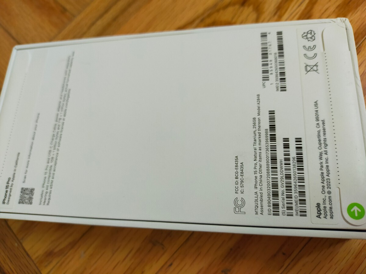 iPhone15 Pro 256GB Natural Titanium 新品未開封 SIMフリー US版 ナチュラルチタニウム シルバー 送料無料_画像2