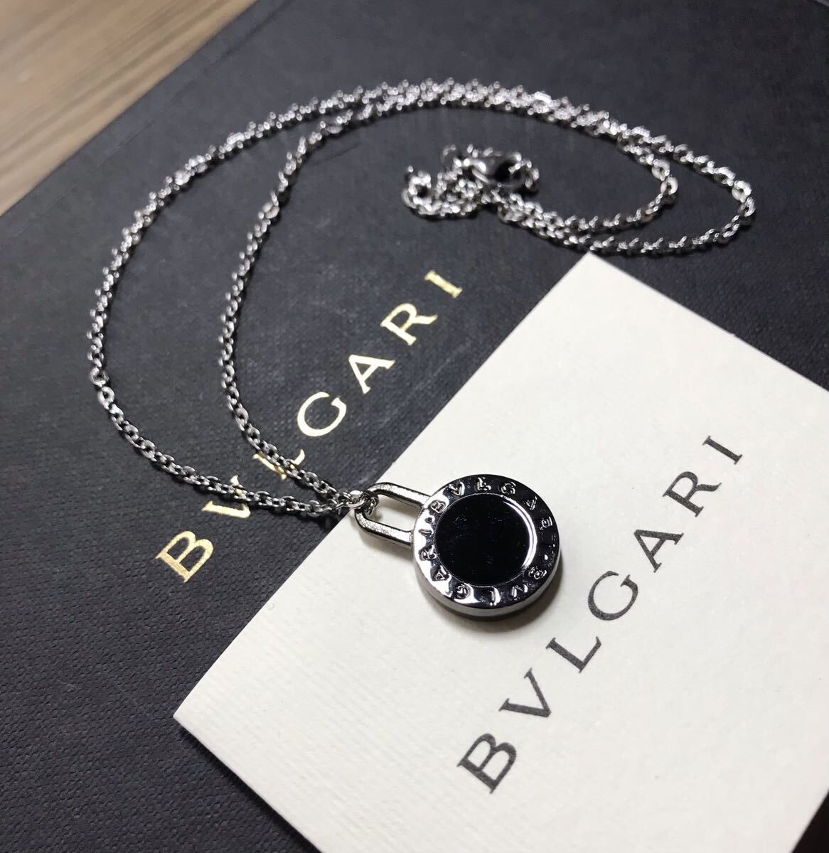 ブルガリBVLGARI ロゴチャーム　ブラックとブラックシルバー　ネックレスチェーンプレゼント_画像2