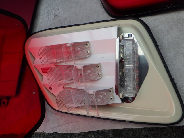 【E】 トヨタテクノクラフト パトランプ パトライト LED 赤色灯 2011-F0236 2011-L0236 救急車 ハイメディック TRH226 ハイエース ワイド_画像8