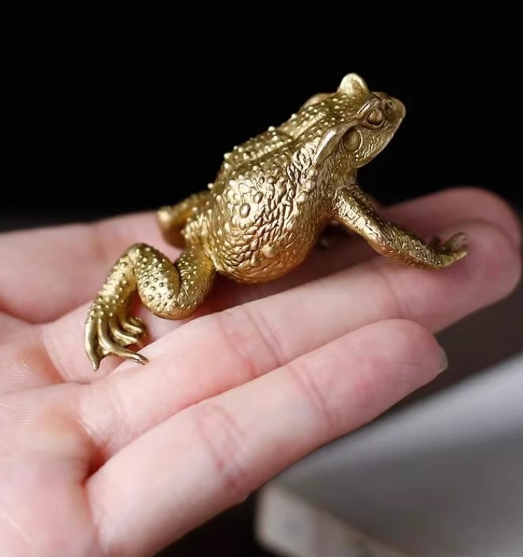 純銅の小さなヒキガエル 個性的な茶寵置物 真鍮のカエル _画像3