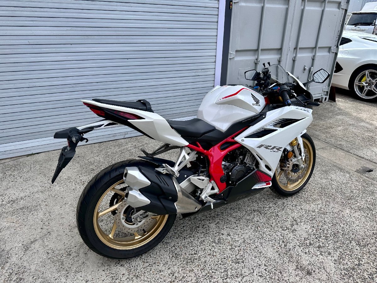 １スタ売り切り!! ホンダ CBR250RR 2021年式 9936km 白 低距離美車 外装ほぼ傷なし SS スーパースポーツ YZF-R25 NINJA250 ZX-25Rの画像3