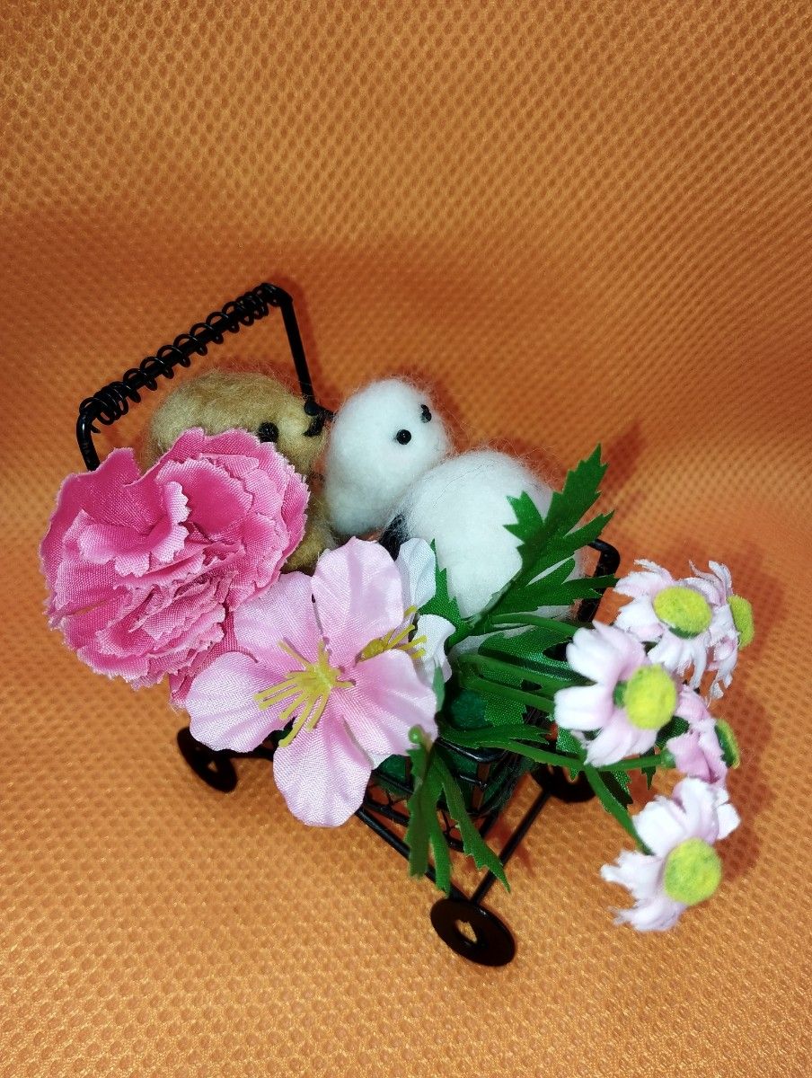 羊毛フェルトシマエナガお花のカートの中