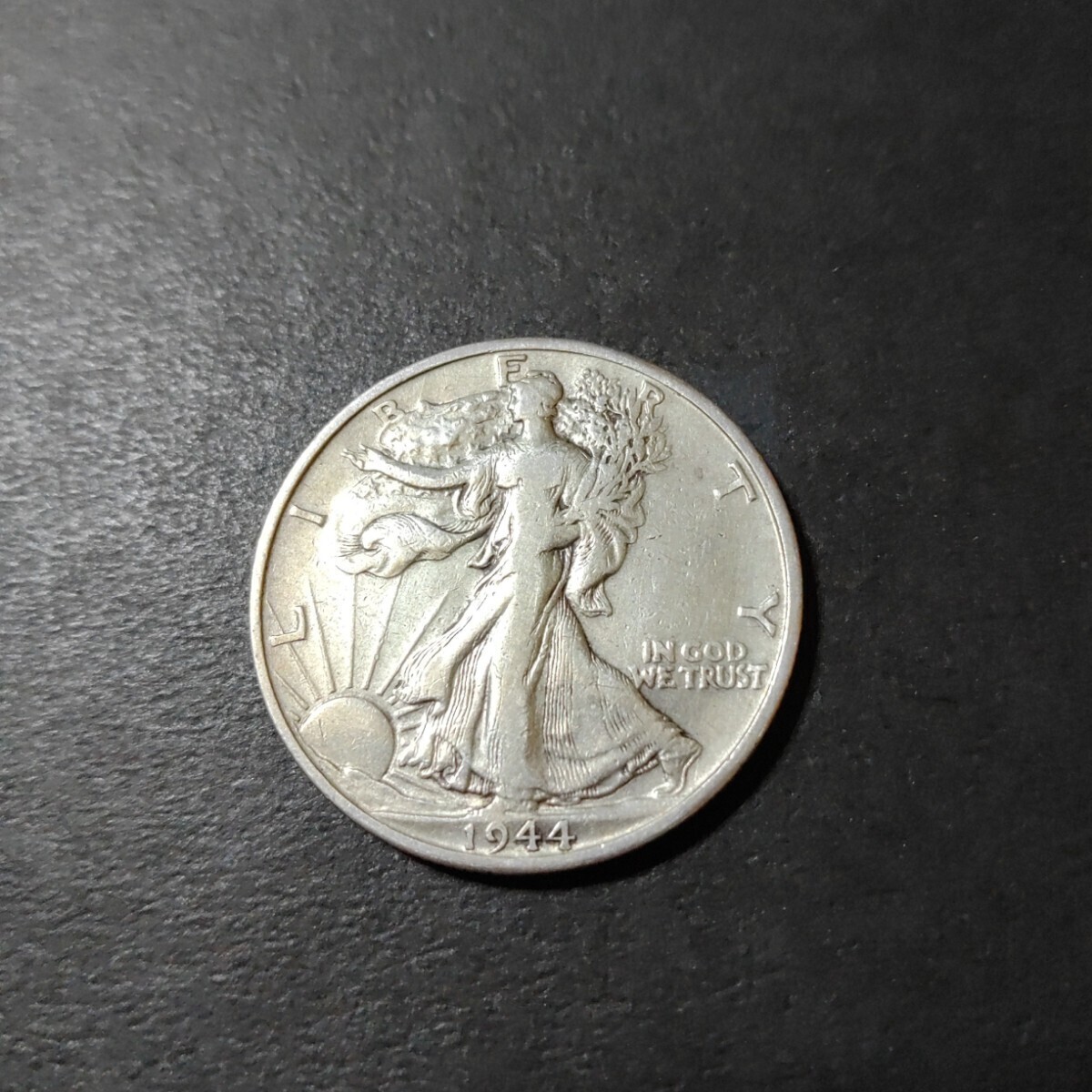 アメリカ ウォーキングリバティハーフダラー銀貨(1944)の画像4