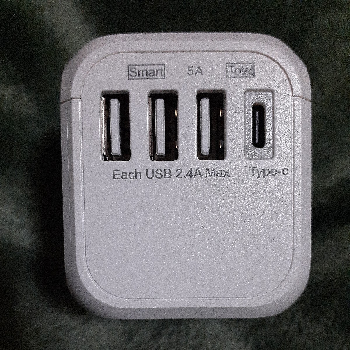 トラベルアダプター USB CHARGER charge 海外変換コンセント 海外プラグ 充電 全世界汎用 海外旅行用 四つのUSBポート 電力 供給の画像1