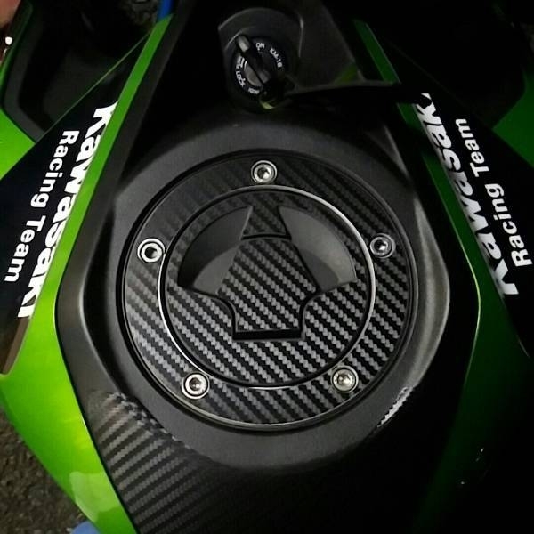 Z125pro ガソリンタンク給油口カーボンデカール タンクキャップ ZX-6R/10R/14R ZZR1400 Z1000 ZRX1200にも。攻めたカットラインです。_画像1