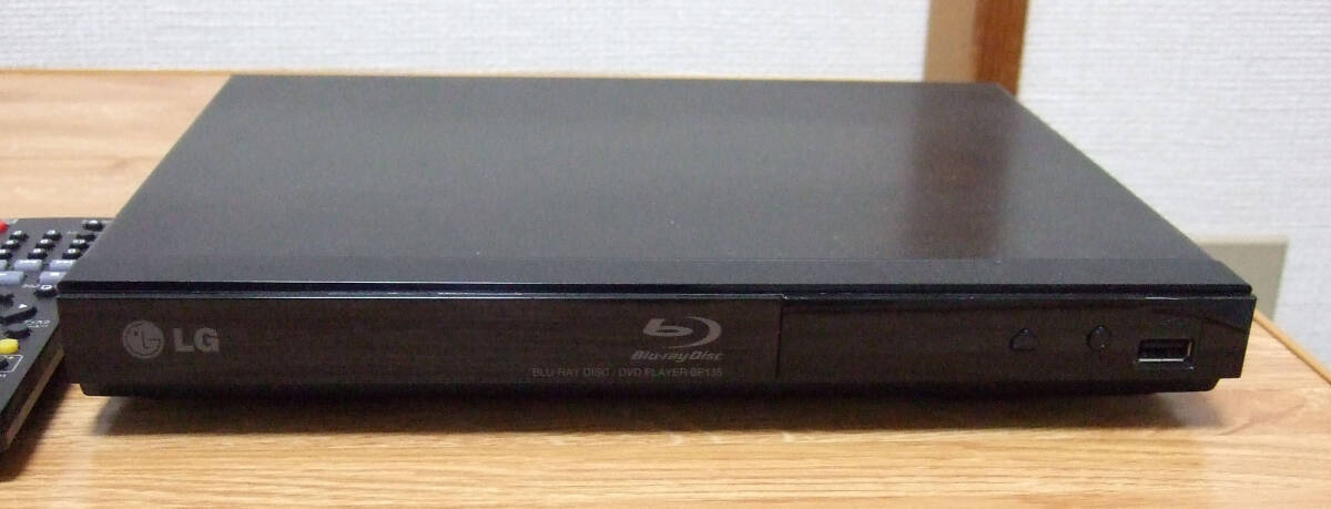 BD плеер LG BLU-RAY DISC/DVD PLAYER BP-135 с дистанционным пультом 