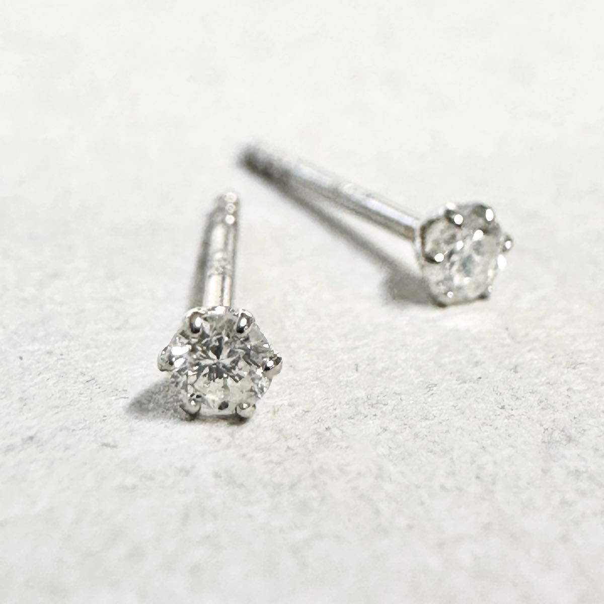 現品限り！Pt950枠 0.02ct × 2 天然ダイヤモンドピアス