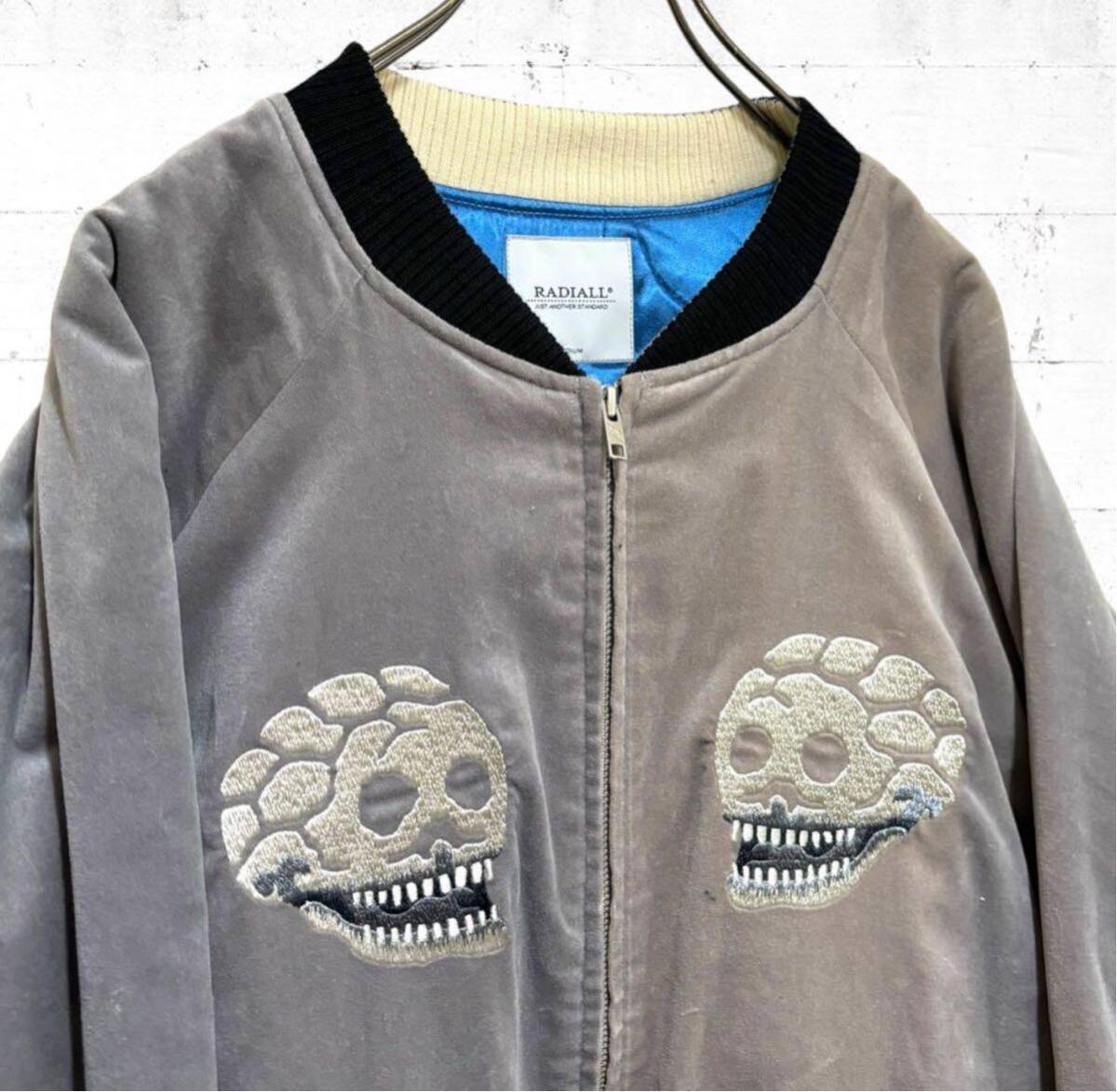 RADIALLno Zara si Hsu алый a жакет Japanese sovenir jacket Skull вышивка 23AWlatiaru блузон серый серый M размер велюр атлас 