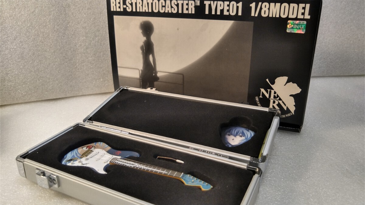 【美品】新世紀エヴァンゲリオン　綾波レイ 完全限定生産品 ギター&ピックREI-STRATOCASTER TYPE01 ストラトキャスタ　フィギュア トイ貴重_画像1