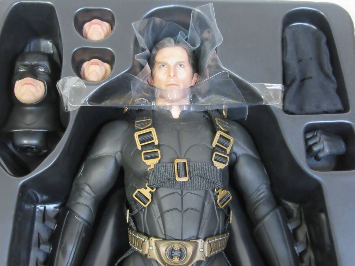 [ фигурка ] Batman * Bigi nz/ hot * игрушки /BATMAN BEGINS/HOT TOYS/BRUCE WAYNE BATSUIT BEGINS VERSION 12 INCH FIGURE