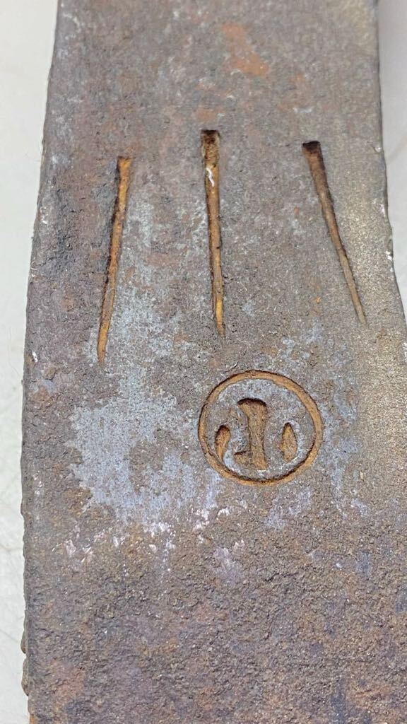 64069 斧 オノ 斧の刃 刻印 小 重さ約2.35kg アウトドア キャンプ 薪割り 大工道具 中古の画像2