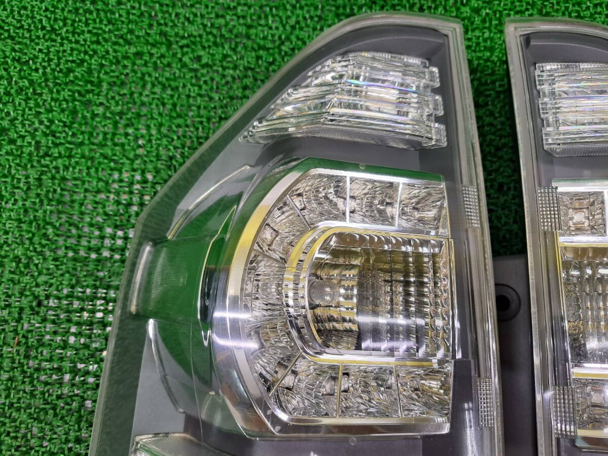 トヨタ ヴォクシー ZRR70 ZRR75 後期 純正 LED テールランプ 左右 セット テールライト 右 左 レンズの画像2