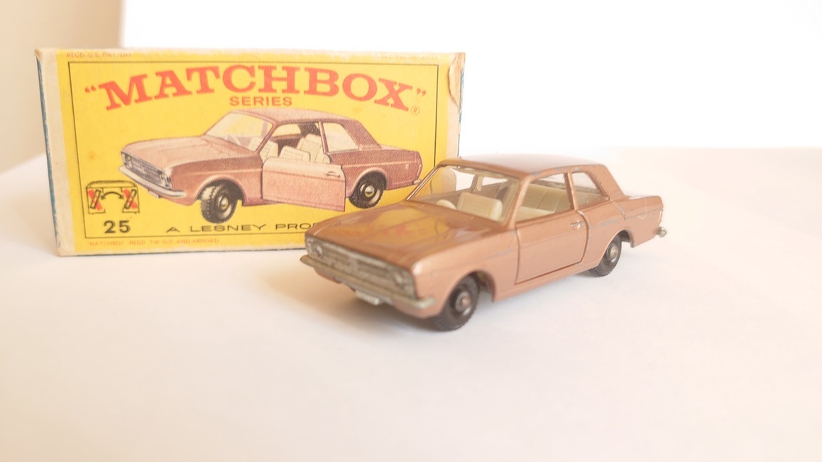 MATCHBOX　FORD CORTINA　ヴィンテージミニカー　かなり希少　フォードコルチナ　No:25 箱付き　前輪左右稼働　サスペンションあり　_画像3