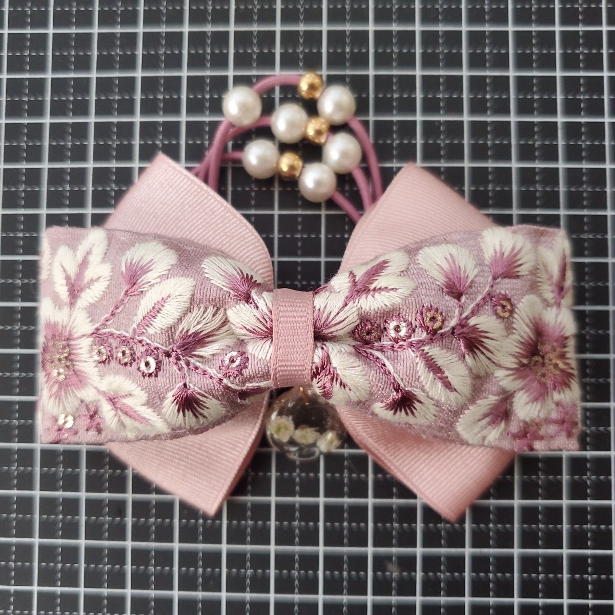 #343  桜ピンクインド刺繍リボン☆ヘアゴム  お花のレジンチャーム付き  ピンクパープル  ハンドメイドヘアゴム
