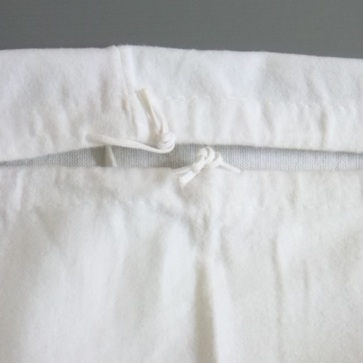 〔プラダ〕42.5×33cm バッグ保存袋 巾着袋 布袋 PRADA 正規品 ホワイト （0105)の画像5