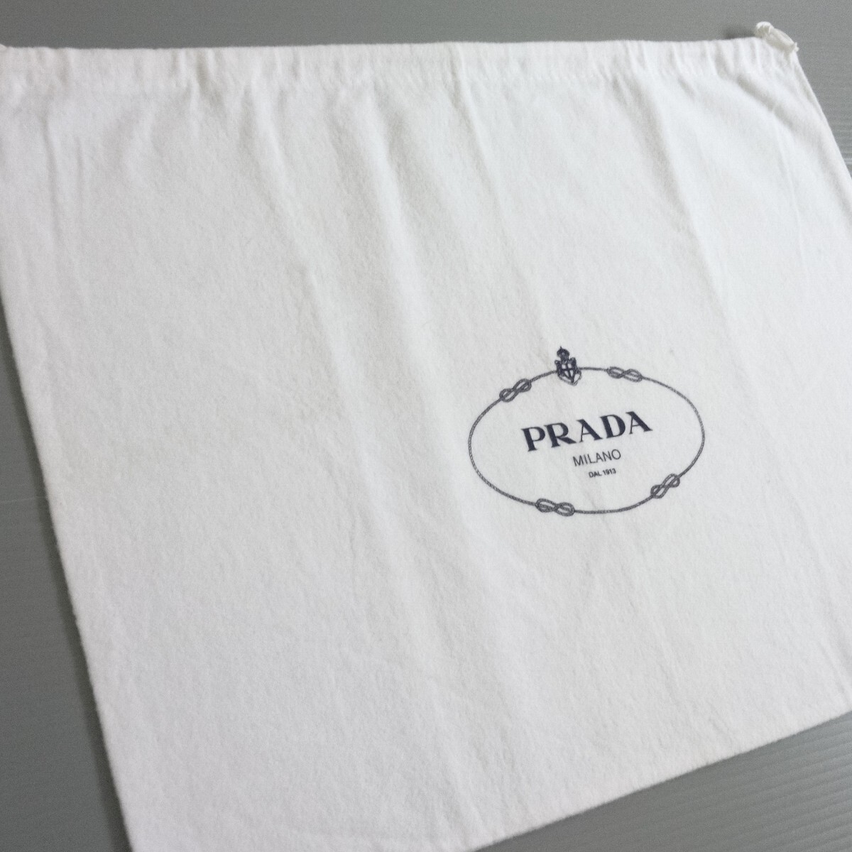 〔プラダ〕42.5×33cm バッグ保存袋 巾着袋 布袋 PRADA 正規品 ホワイト （0105)の画像3
