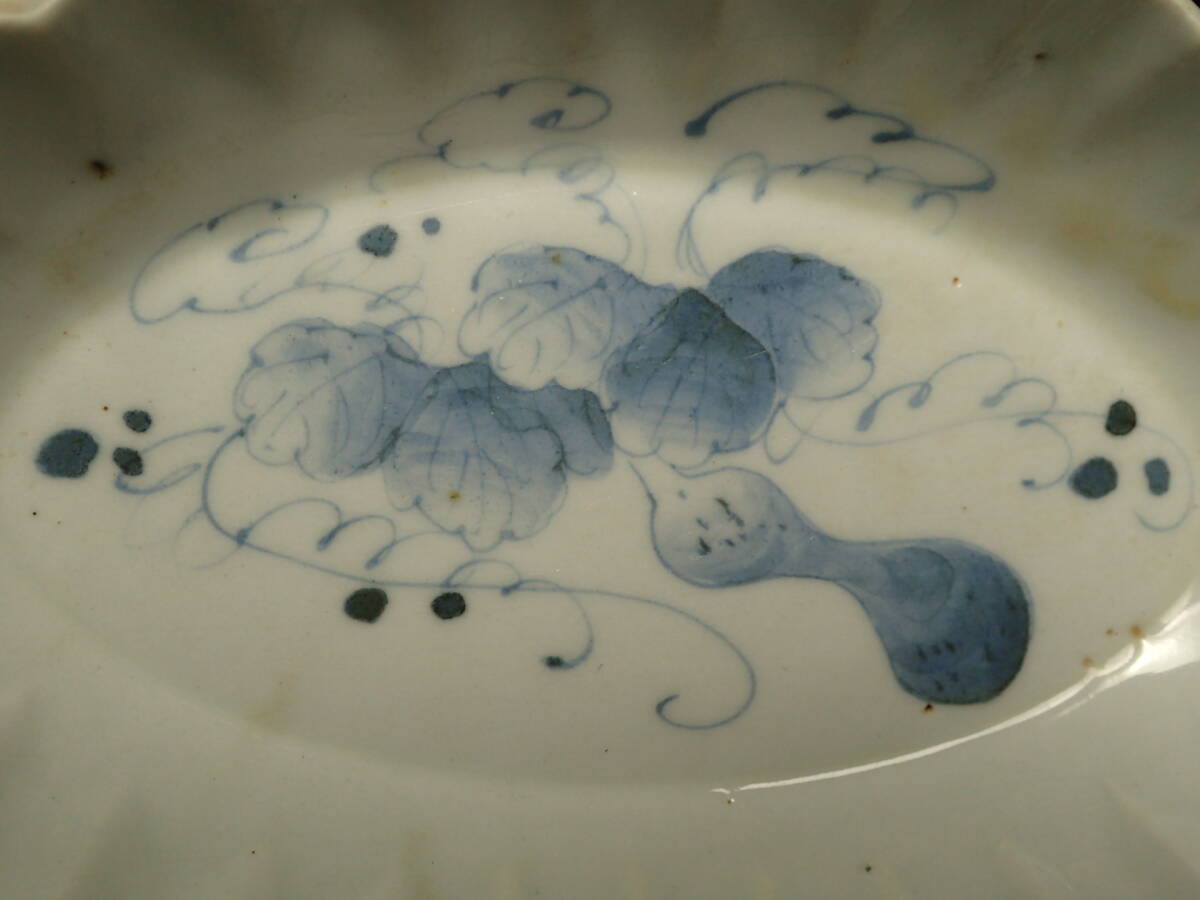 B-701 old Imari Indigo Kutani blue and white ceramics deformation legume plate old .. ho tsu have 21.7cmX12.0cm 4.3cm