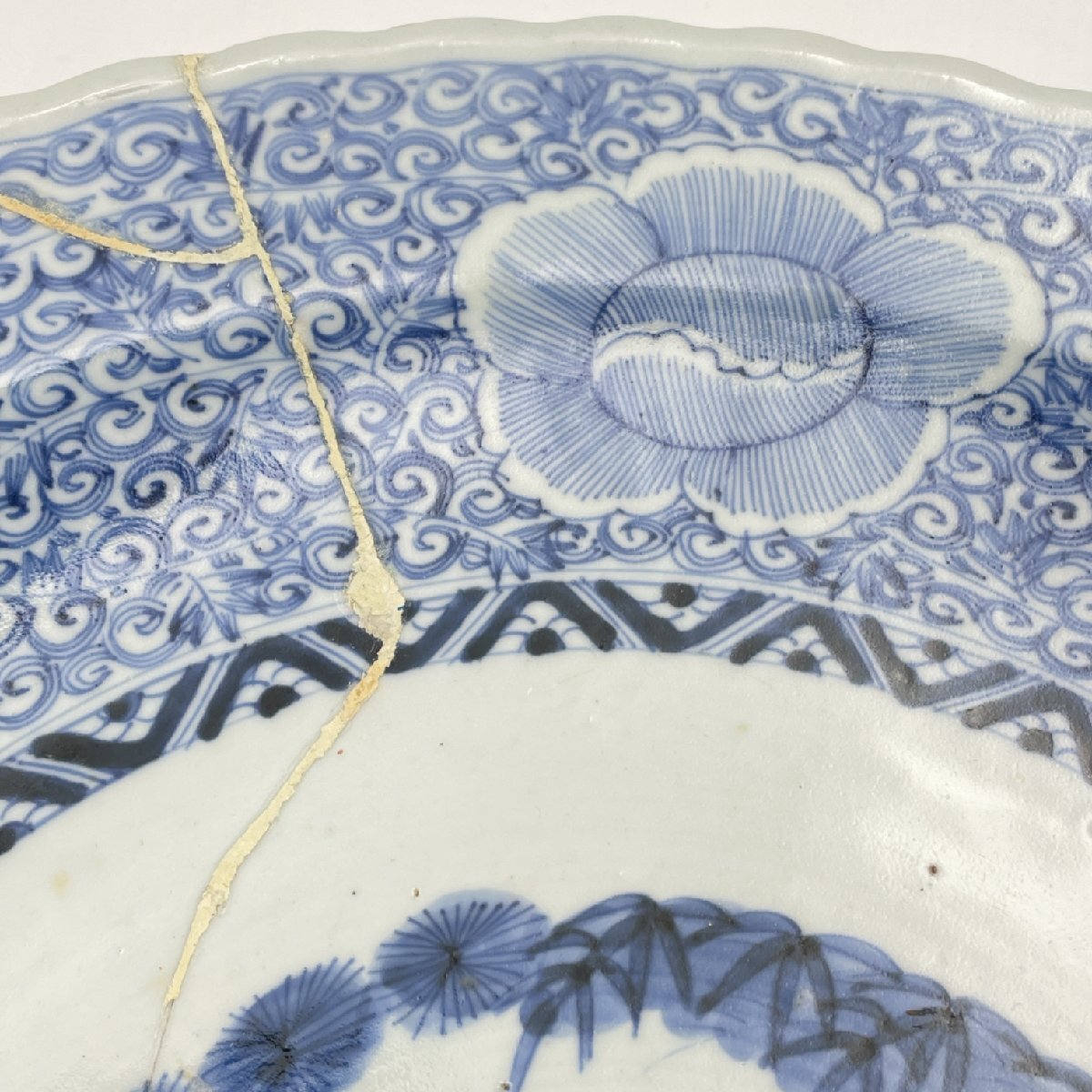  pine bamboo plum blue and white ceramics flower type large plate futoshi Akira .. year made . equipped ceramics and porcelain antique goods antique 41cm collector delivery Tang ... crack repair after equipped [ road comfort Sapporo ]