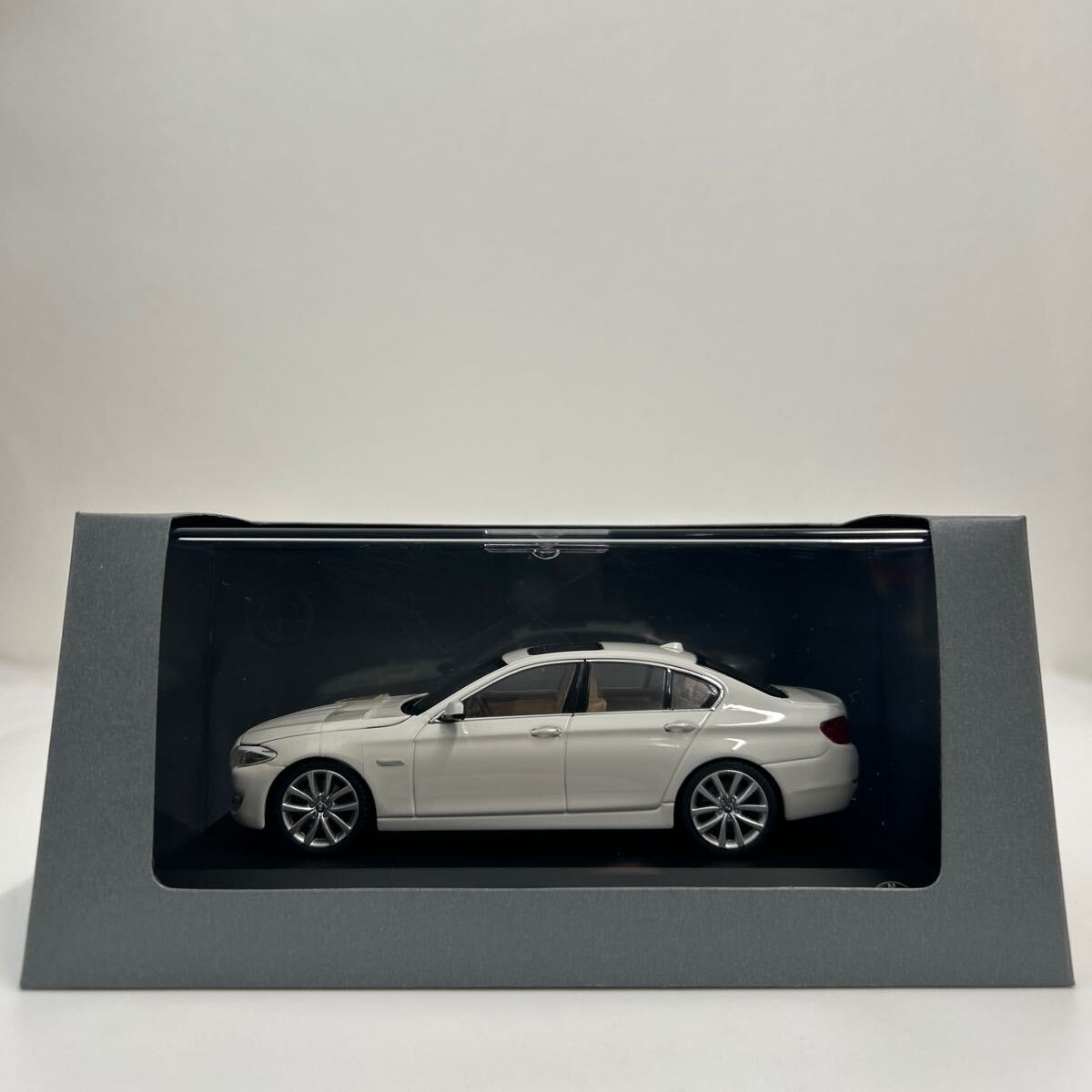 BMW ディーラー特注 Schuco 1/43 550i F10 5シリーズ セダン ホワイト 前期 ミニカー モデルカー 5er 523 528
